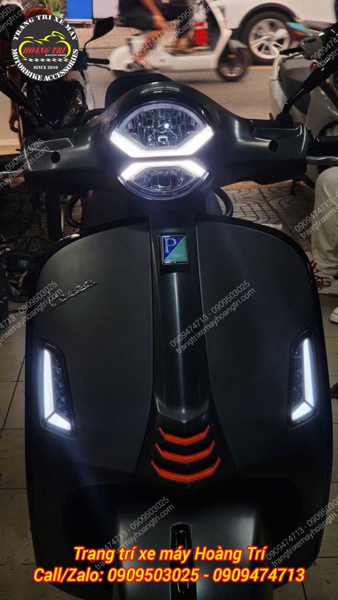 Tổng thể đầu xe Vespa GTS với đèn LED xi nhan trước và cụm đèn LED Koso