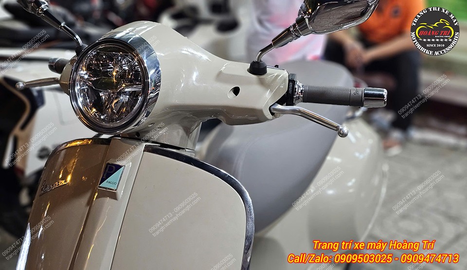 Tổng thể khu vực tay lái Vespa GTS sau khi lắp công tắc Daytona không quá khác biệt