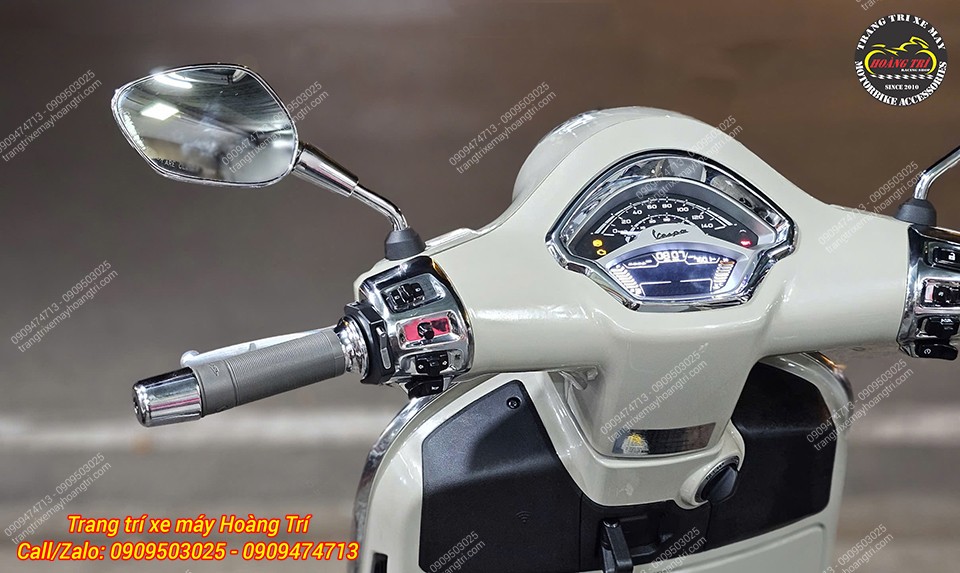 Cận cảnh tay lái Vespa GTS kết hợp công tắc Daytona và bao tay zin, hài hòa tổng thể