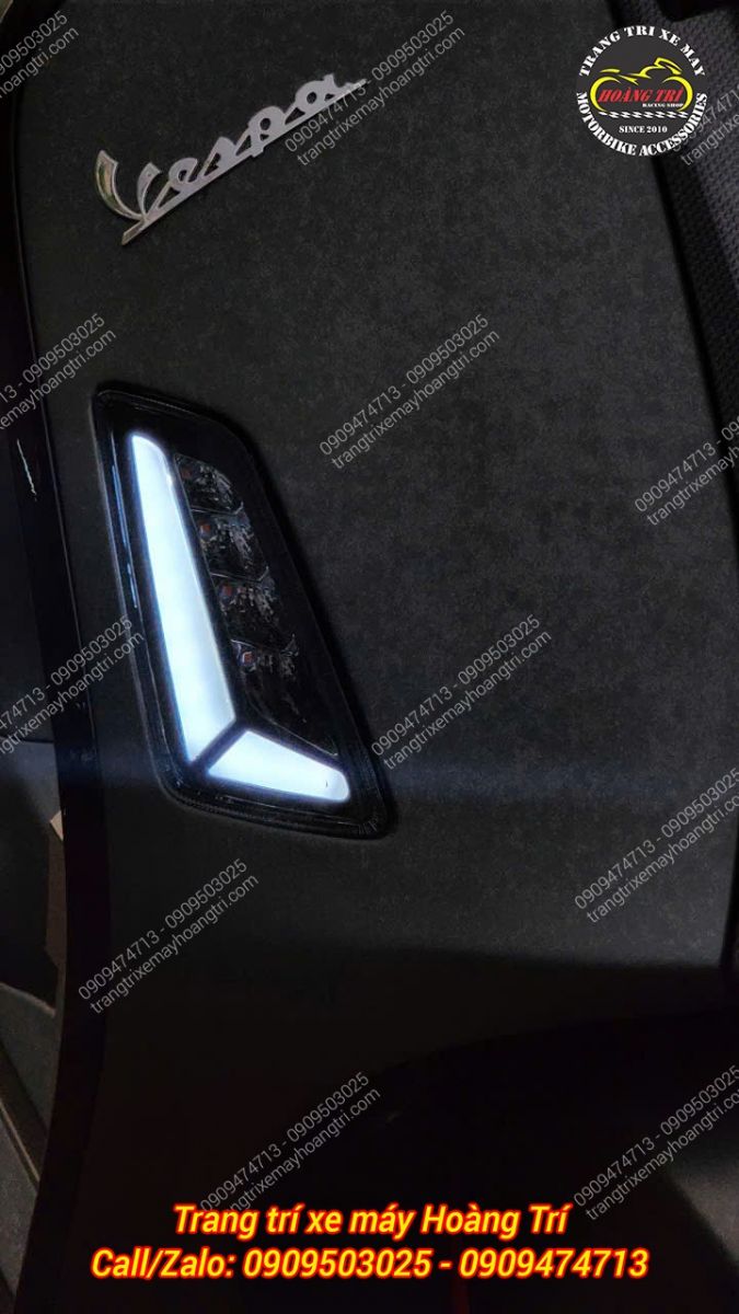 Bên còn lại của cụm đèn LE xi nhan trước Vespa GTS mang đến điểm nhấn định vị và ánh sáng mạnh