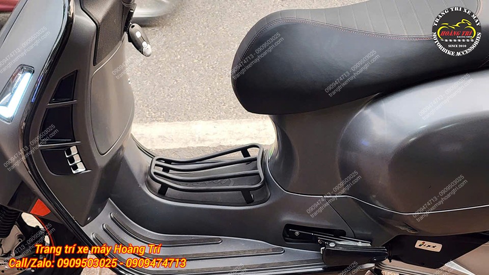Tổng thể khu vực sàn giữa Vespa GTS trang bị baga sàn, tăng tính năng sử dụng hằng ngày