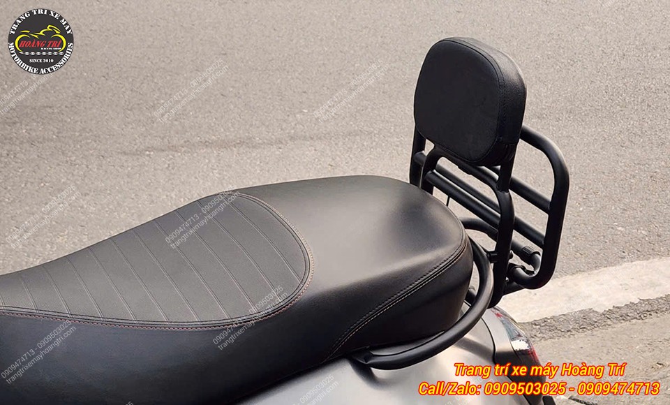 Baga sau Vespa GTS mẫu cao kèm nệm tựa lưng, hỗ trợ người ngồi sau êm ái