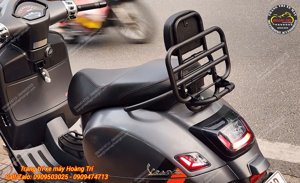 Góc nhìn tổng thể Vespa GTS lắp baga sau nệm tựa lưng, chắc chắn và tiện dụng