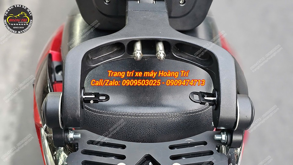 Chi tiết cận cảnh móc khóa cố định để bật ra gập vào của baga tựa lưng MTM cho xe Lead