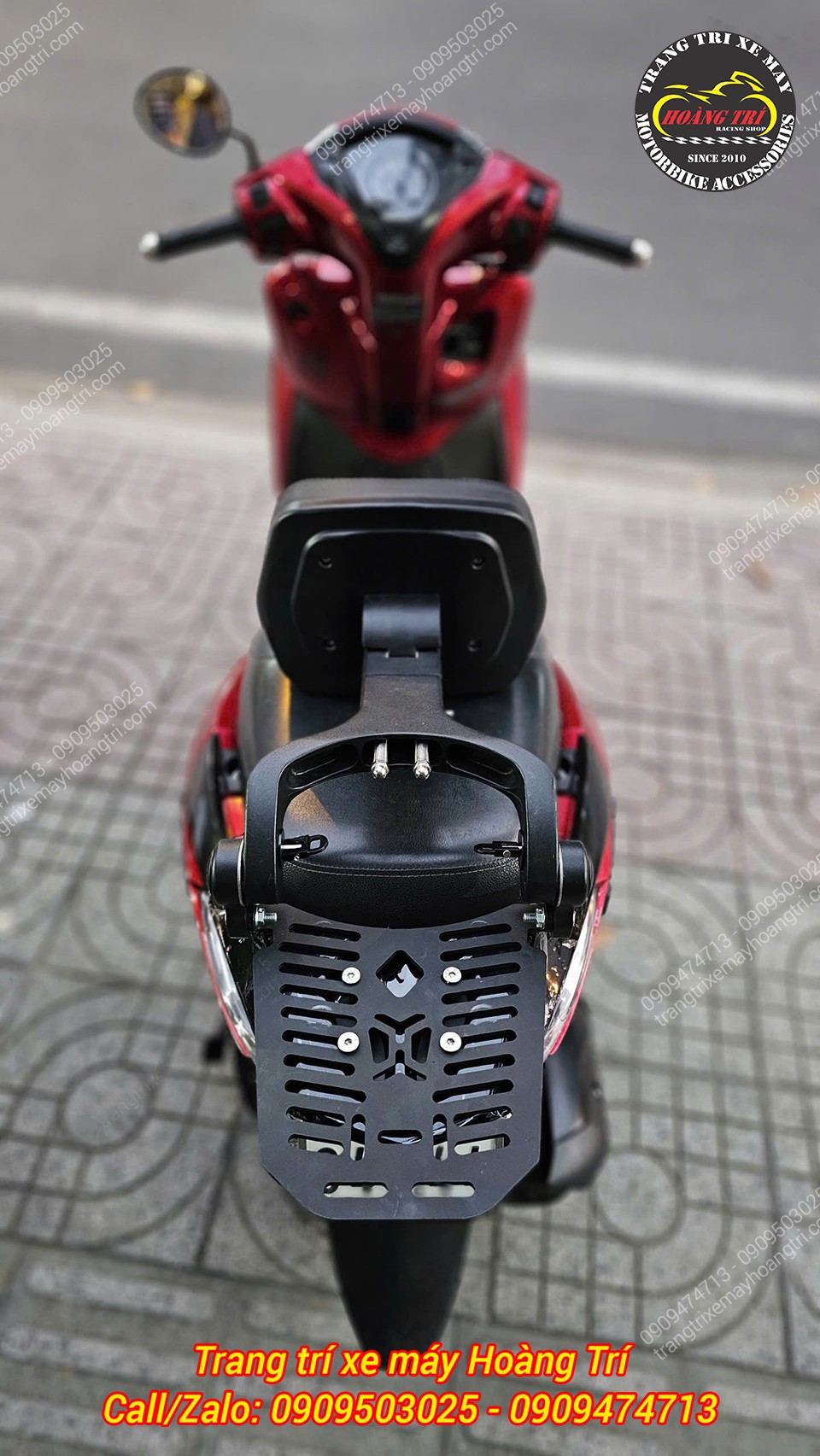 Góc nhìn trực diện từ phía sau, nổi bật tựa lưng êm ái và baga chắn chắn trên xe Lead