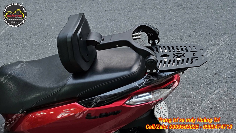 Tựa lưng xe máy Lead MTM có thể gập xuống tiện lợi, kết hợp với baga sau đa năng