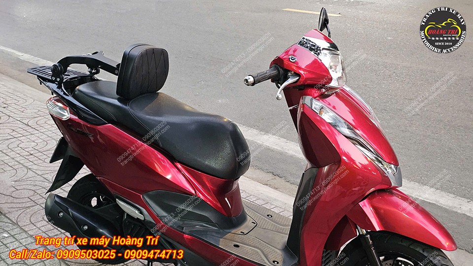 Tựa lưng xe Lead - Giá đỡ tựa lưng MTM được thiết kế đẹp mắt, hài hòa với tổng thể của xe Lead