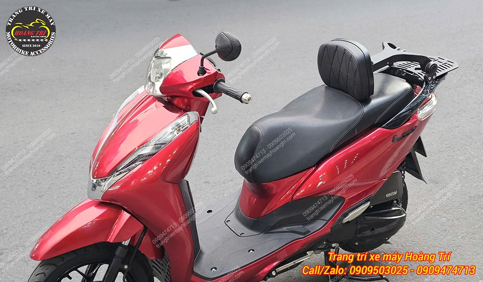 Toàn cảnh xe Lead màu đỏ với tựa lưng MTM được gập lên phía trước giúp người ngồi trước tựa lưng