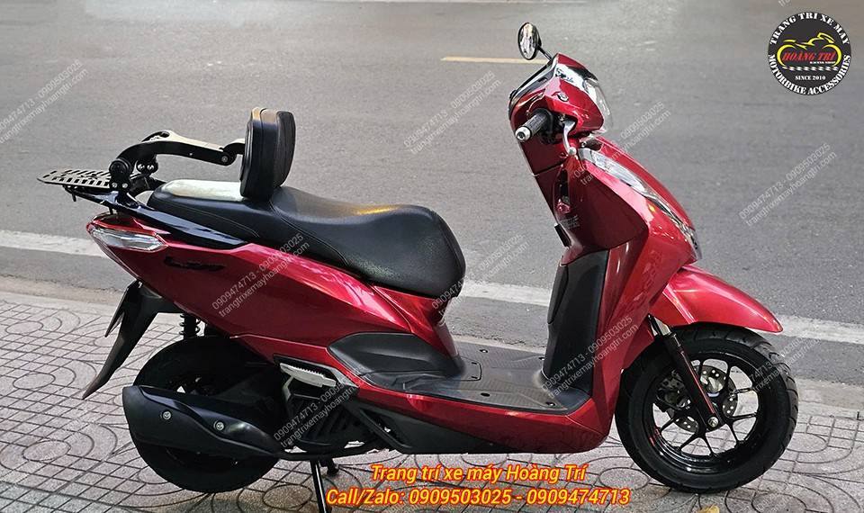 Góc chụp toàn cảnh xe Lead, thể hiện trọn vẹn sự chắc chắn của giá đỡ tựa lưng bật gấp đa năng MTM