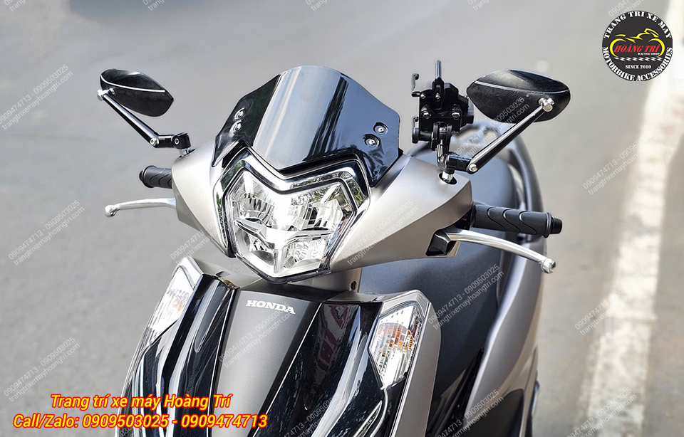 Cận cảnh kính chắn gió Lead 2025 HQ V2, form thể thao, lắp vừa mặt nạ trước xe