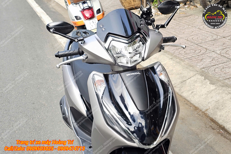 Góc nghiêng tổng thể dàn đầu Lead 2025 trang bị kính chắn gió HQ V2, tăng vẻ ngoài trang trí cho xe