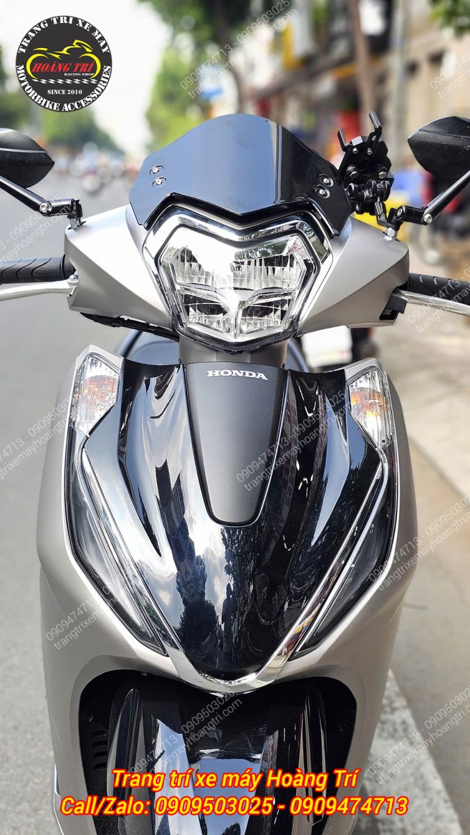 Trực diện đầu xe Lead 2025 với kính chắn gió HQ V2, tạo điểm nhấn mạnh mẽ, hiện đại