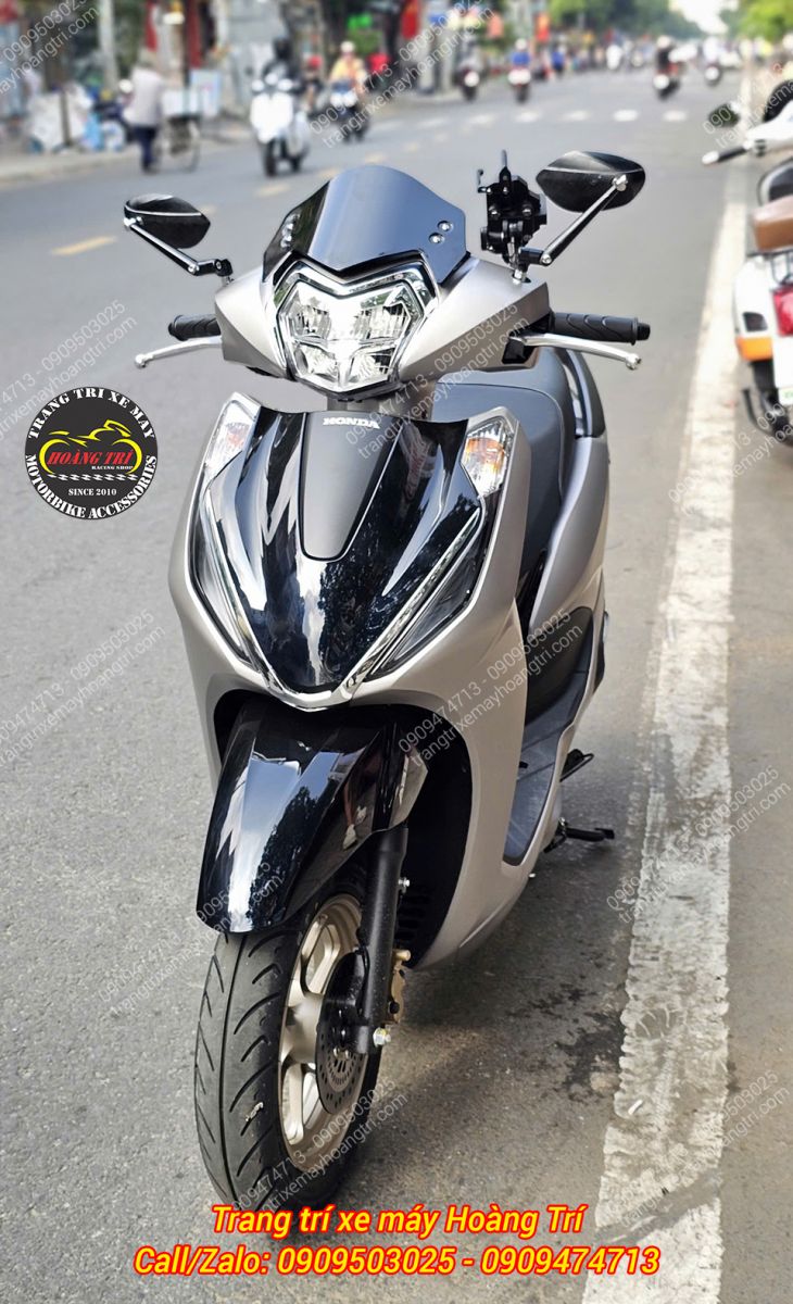 Anh khách kết hợp cùng với nhiều phụ kiện cho dàn đầu xe nổi bật và thu hút hơn cho chiếc Lead 2025 của mình