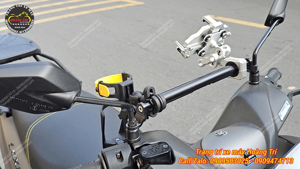 Giá đỡ điện thoại Motowolf và giá đỡ chai nước Osopro, lắp trên thanh ngang ghi đông