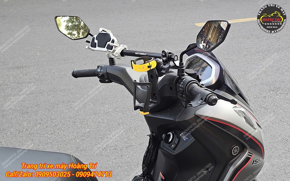 Góc nhìn nghiêng, thấy rõ giá đỡ điện thoại và giá đỡ chai nước trên xe Lexi 155