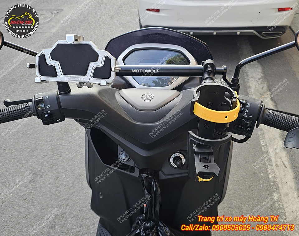 Góc nhìn từ trên xuống, thấy rõ thanh ngang ghi đông đã phát huy khả năng gắn các phụ kiện