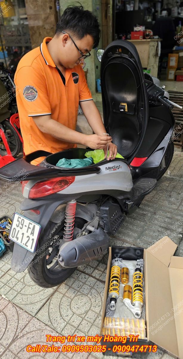 Nhân viên Hoàng Trí Shop tiến hành tháo phuộc zin Medley để thay thế cặp phuộc hàng hiệu Medley