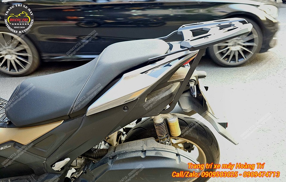 Góc nhìn bên hông baga sau NVX monorack, thiết kế cao ráo, không cấn đèn hậu và biển số