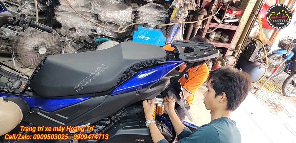 Kỹ thuật viên Hoàng Trí Shop đang lắp baga sau Monorack cho Yamaha NVX V3