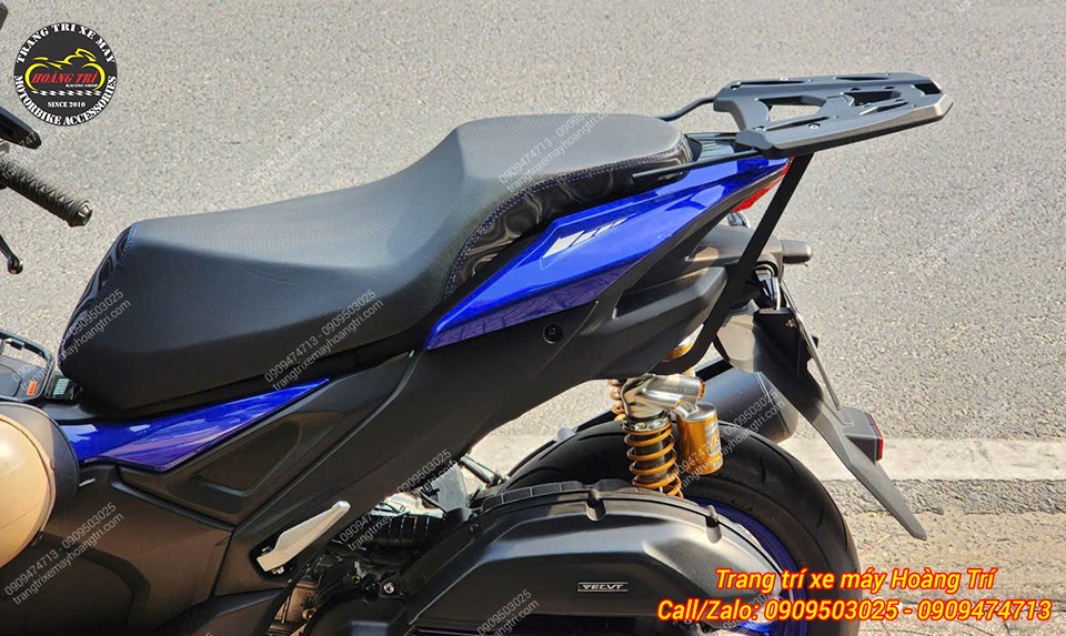 Tổng thể đuôi Yamaha NVX V3 sau khi lắp baga Monorack, dáng xe gọn gàng