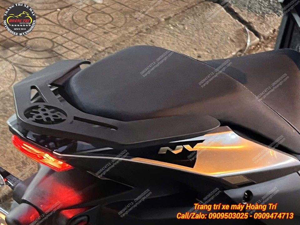 Cận cảnh tay dắt ngắn NVX màu đen mờ có logo Yamaha được lắp cho xe