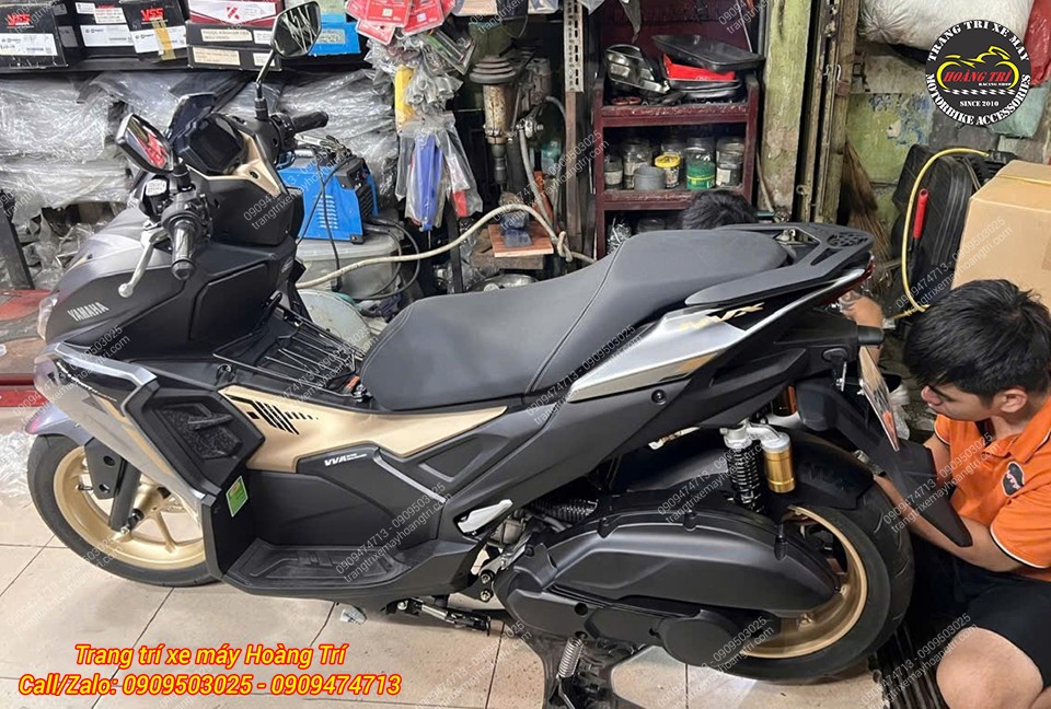 Các anh kỹ thuật tại Hoàng Trí Shop đang nâng cấp thêm phụ kiện độ kiểng cho xe NVX