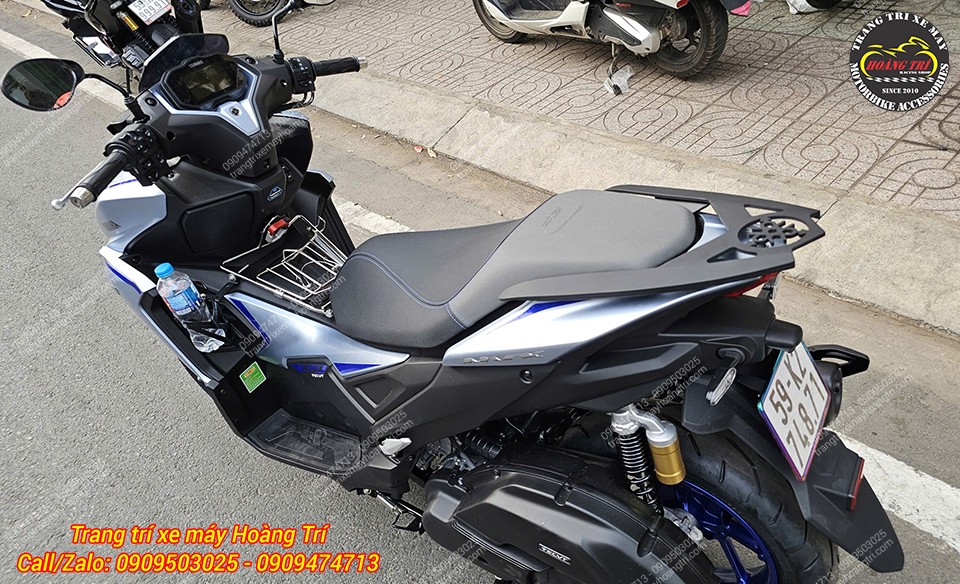 Sau khi lắp đặt cản sau chiếc NVX trông liền lạc hơn với yên xe