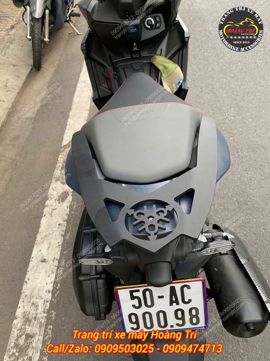 Nhìn từ trên xuống cản sau NVX V3 logo Yamaha, form dài ôm sát đuôi xe, hông xe gọn gàng