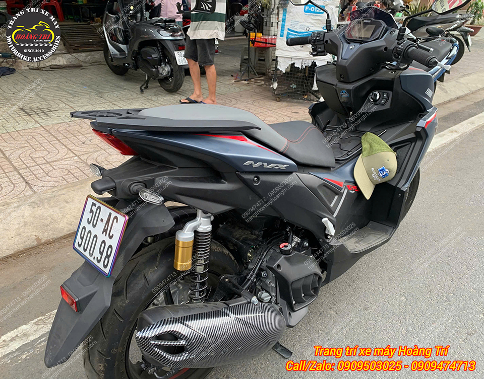 Cản sau loại dài chắc chắn trên xe mang đến tiện lợi cho anh em cần di chuyển xe trong bãi