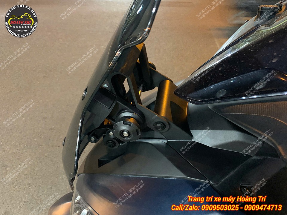 Cận cảnh lắp đặt kính chắn gió Zhipat màu đen khói cho Yamaha NVX V1