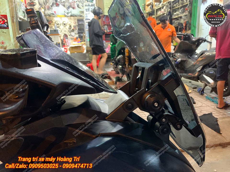 Kính chắn gió Zhi.Pat gắn NVX V1 có thể điều chỉnh tùy vào nhu cầu sử dụng