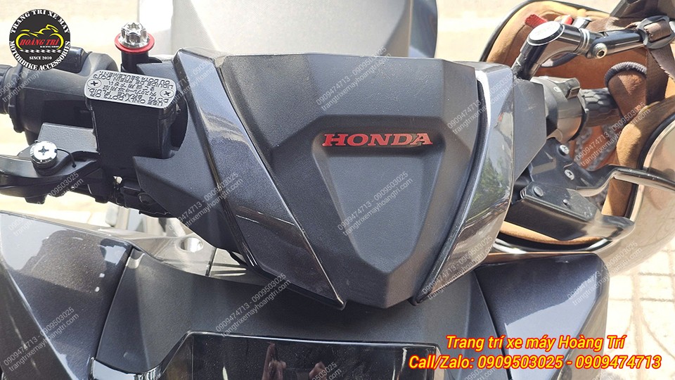 Đầu đèn Vario 160 zin chuẩn bị gắn kính chắn gió đen khói phong cách