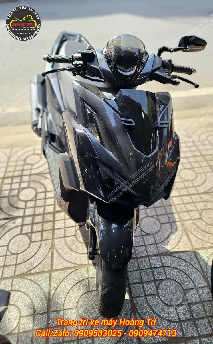 Kính chắn gió khói lắp vừa vặn, tạo điểm nhấn mạnh cho đầu đèn Vario 160