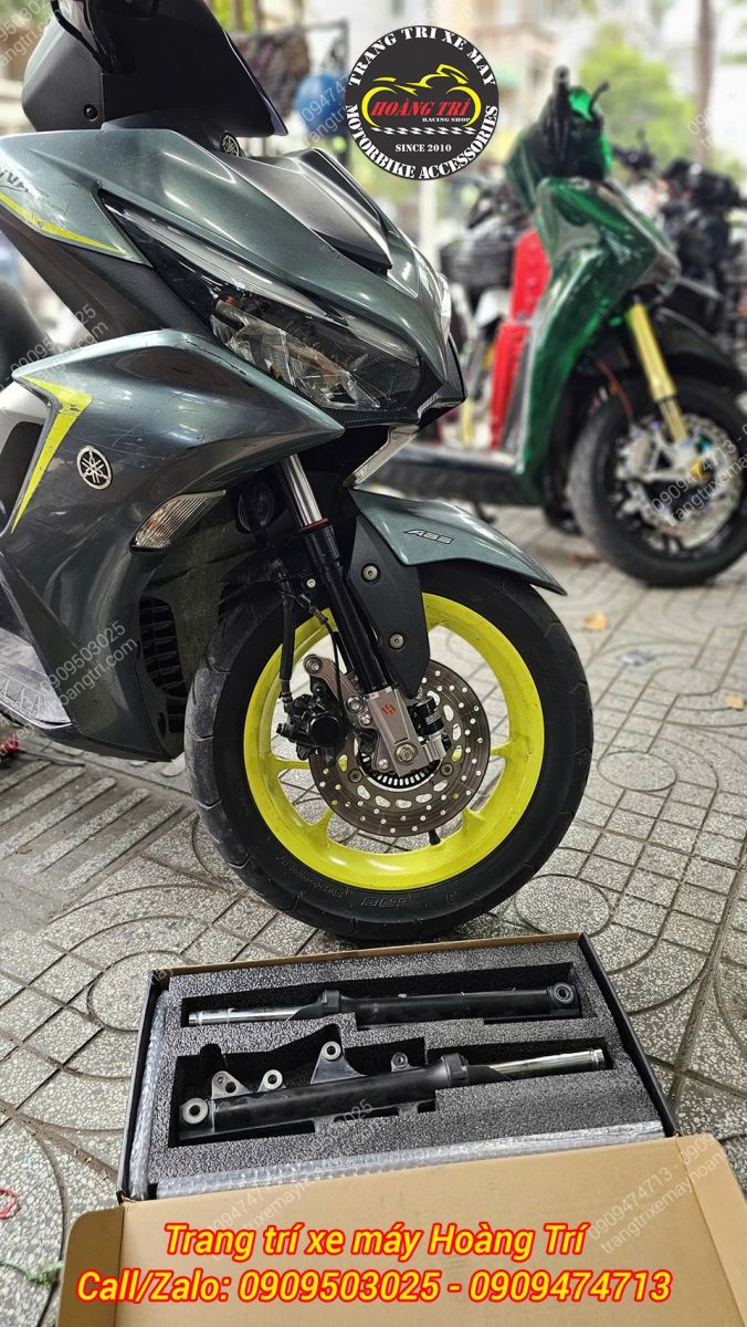 Cặp phuộc zin đã tháo ra đặt cạnh xe, NVX thay đổi nhẹ với cặp phuộc Kingham mới