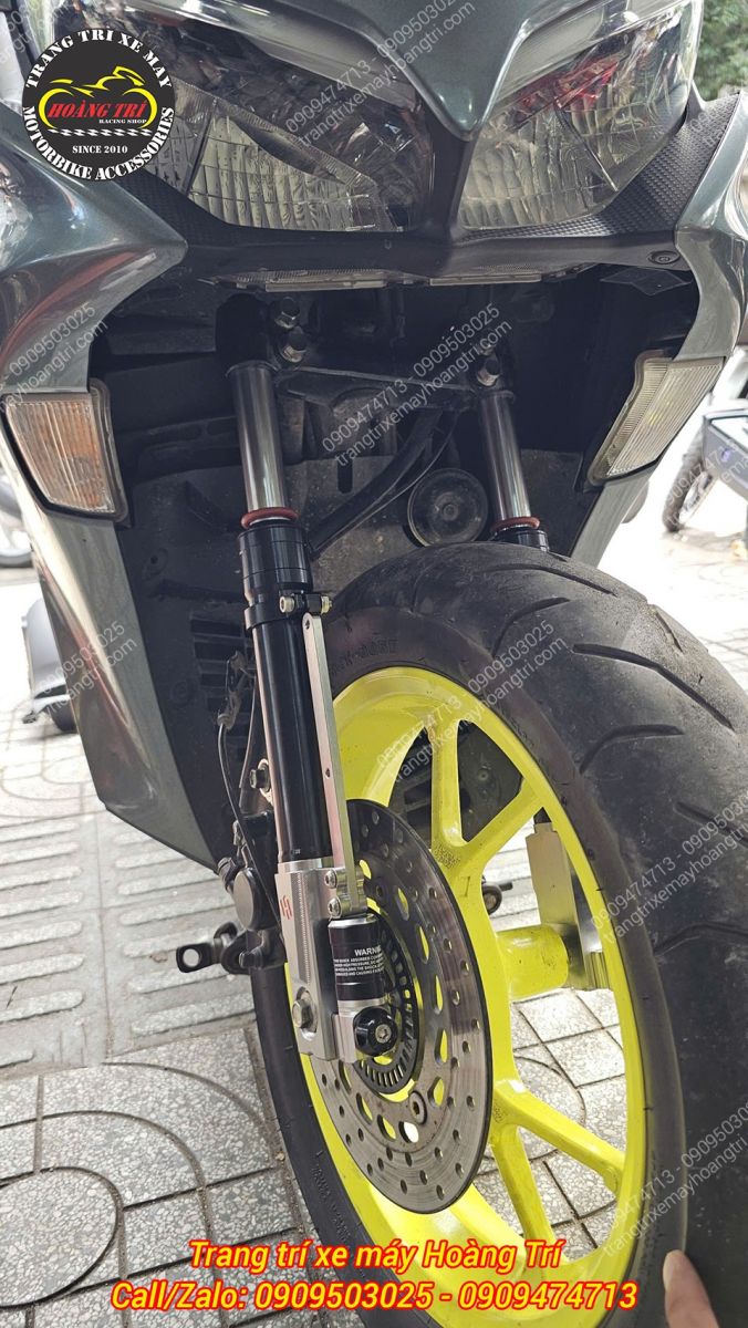 Cái nhìn từ phía trước vào cặp phuộc Kingham đã được lắp đặt hoàn chỉnh trên xe NVX