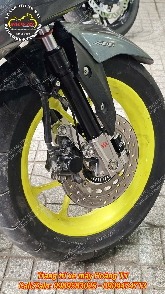 Chi tiết phuộc Kingham, với logo màu đỏ nổi bật và thiết kế pát kẹp chắc chắn