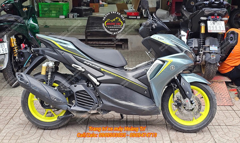 Toàn cảnh bên phải xe NVX V2 với cặp phuộc trước Kingham mang đến trải nghiệm mới