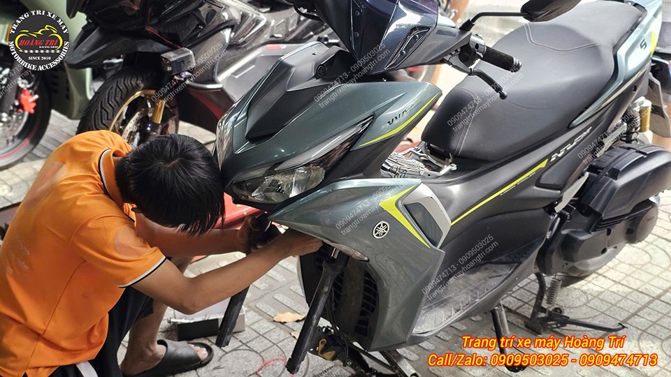 Thợ đang tháo mâm trước của xe để bắt đầu quá trình thay thế cặp phuộc mới cho xe