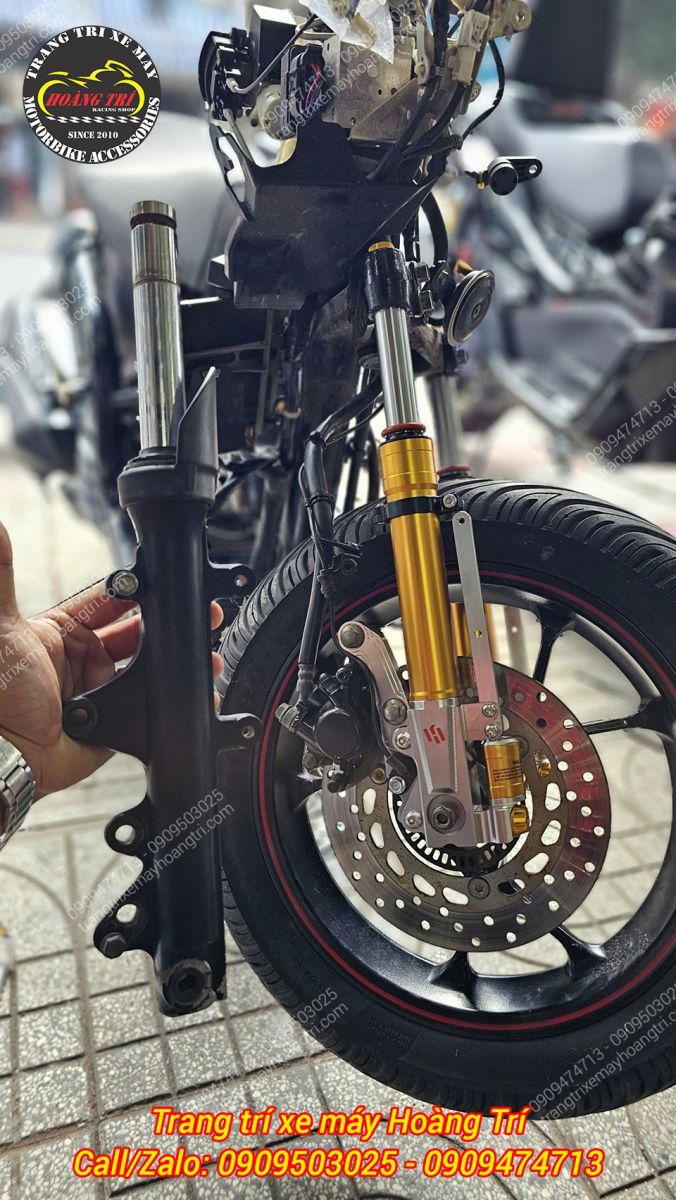 Phuộc Kingham vàng đồng đang lắp đặt, nổi bật cạnh phuộc zin Yamaha NVX
