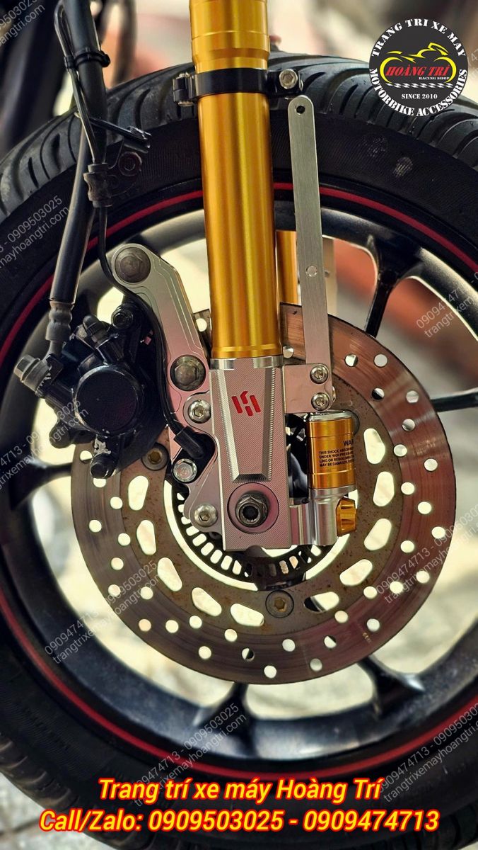 Logo đỏ trên phuộc Kingham tông vàng gold mang đến diện mạo ấn tượng cho xe