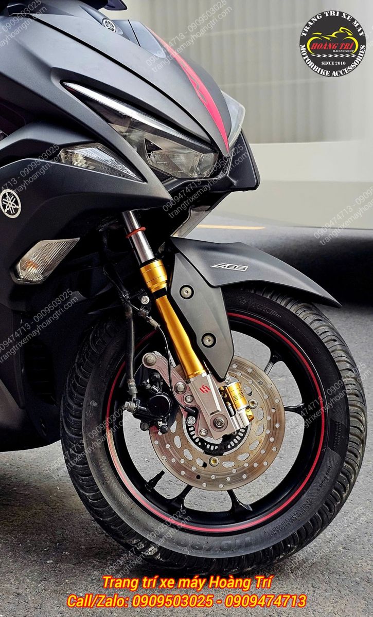 Phuộc Kingham vàng đồng làm nổi bật đầu xe NVX đen mờ đầy cá tính