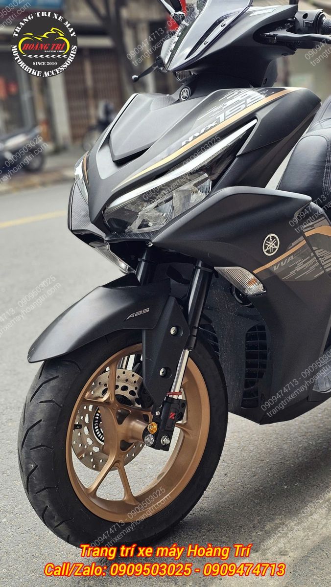 Góc nhìn từ phía trước cho thấy sự hài hòa giữa phuộc và thiết kế tổng thể của Yamaha NVX V2