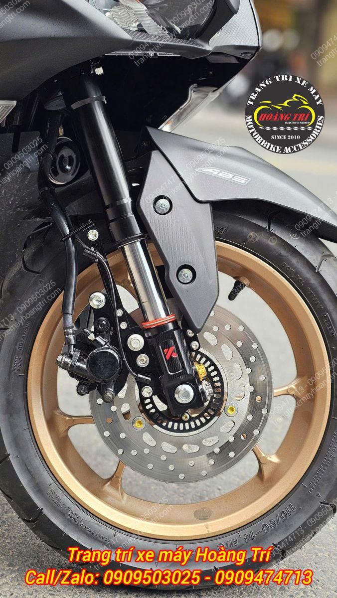 Toàn cảnh cặp phuộc Kingham đen bóng cùng logo đỏ tạo dáng vẻ thể thao và mạnh mẽ cho xe