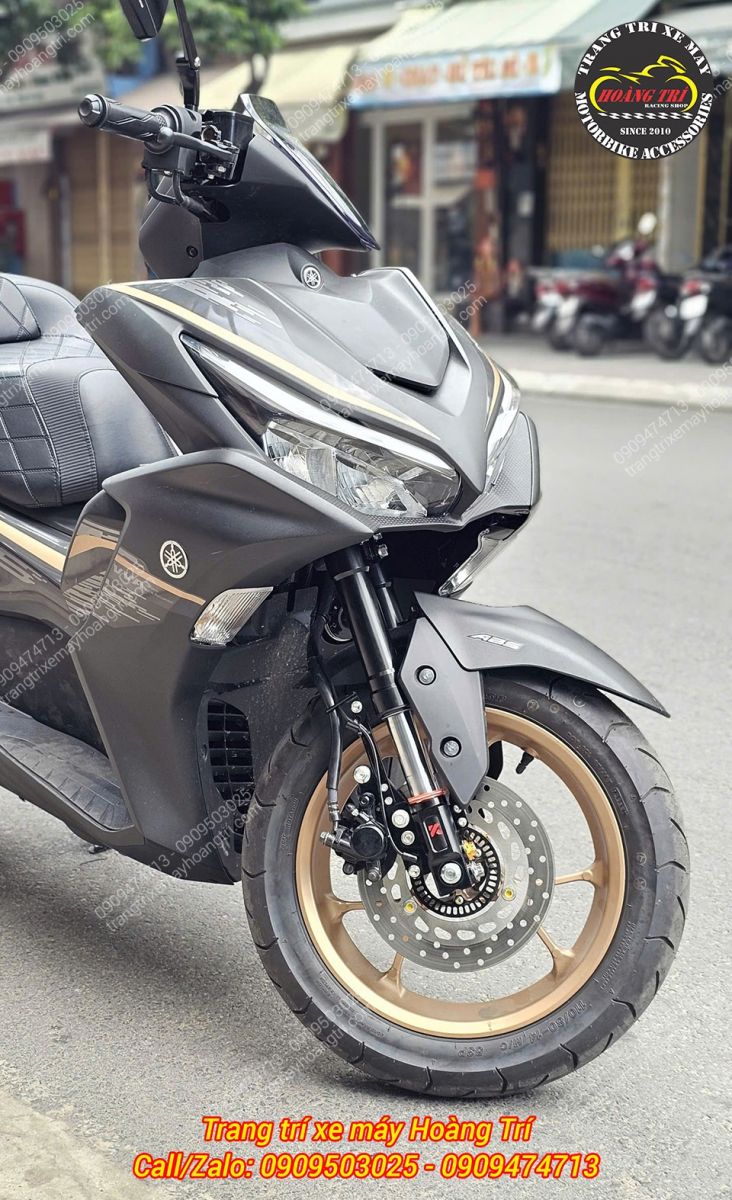 Góc trực diện toàn diện cho thấy phuộc Upside Down Kingham đồng bộ về phong cách và màu sắc với NVX V2