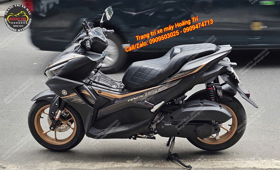 Góc toàn cảnh bên trái xe NVX V2 với phuộc Kingham và yên độ 2 tầng tạo điểm nhấn khác biệt