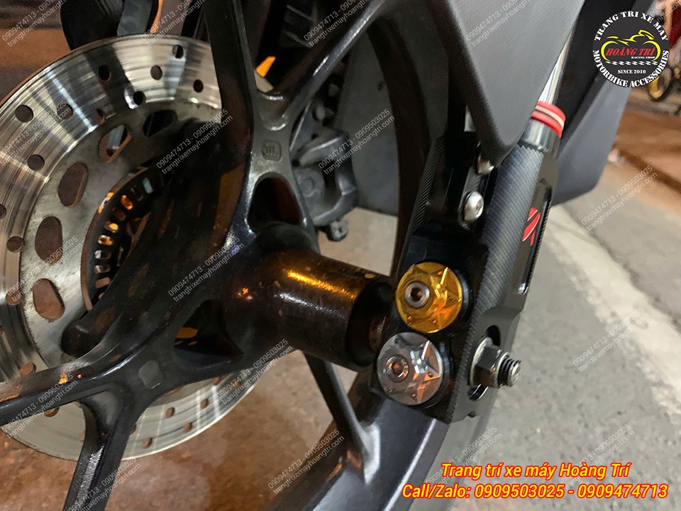 Cận cảnh phuộc USD Kingham lắp cho Yamaha NVX V1, chi tiết ốc vít màu vàng và bạc đẹp mắt