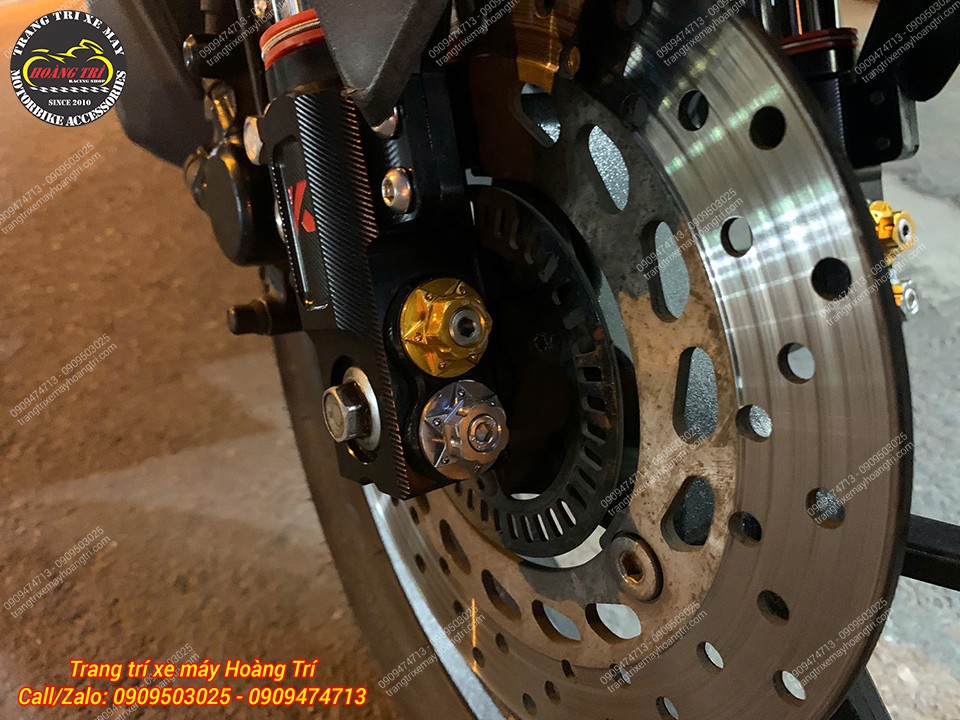 Ốc kiểu trang trí cùng logo màu đỏ trên phuộc USD Kingham NVX V1 tạo nên sự nổi bật cho xe