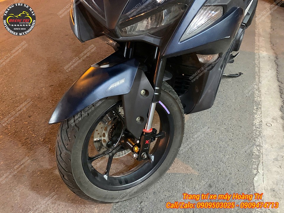 Toàn cảnh dàn chân trước của NVX V1 với cặp phuộc USD Kingham tạo nên phong cách