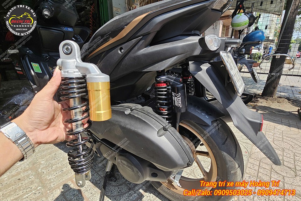 So sánh phuộc zin (trên tay) và YSS G-Sport (trên xe) với phong cách thể thao, mạnh mẽ