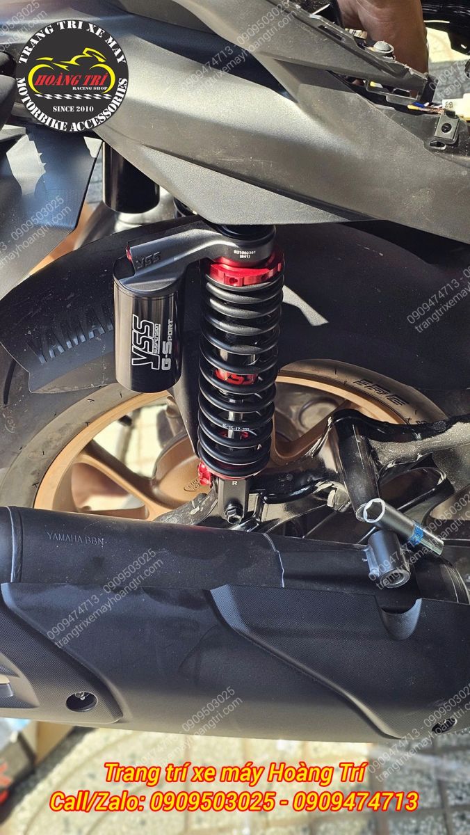 Cận cảnh phuộc YSS G-Sport đã lắp trên xe NVX, nổi bật lò xo đen và bình dầu